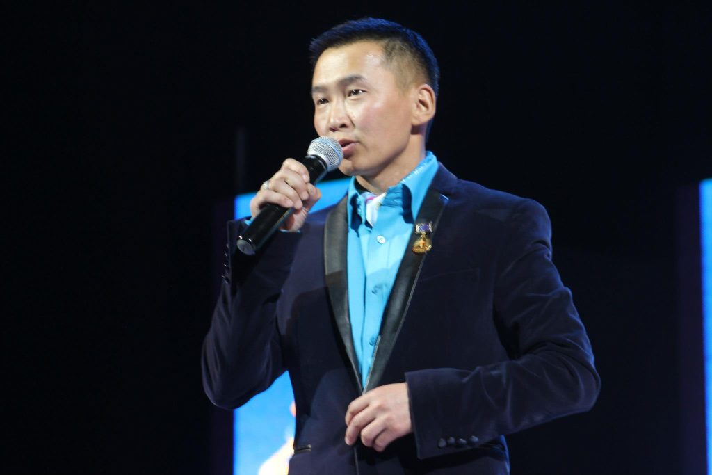 Найрагч залуус шагналаа гардан авахаар Хөх хотыг зорилоо